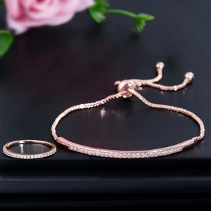 Detailansicht von Roségold Armband und Ring Set mit mikroverzierten Zirkonia-Akzenten