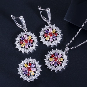 Makro-Detail des bunten AAA-Zirkon-Blumenschmucksets mit Halskette und Ring
