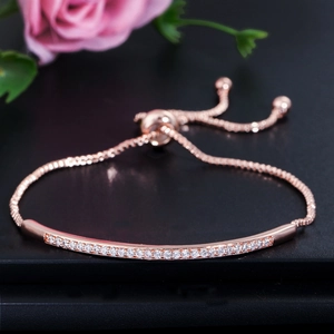 Detail eines Roségold-Armbands mit Zirkonia-Inlay und verstellbarem Schiebeverschluss