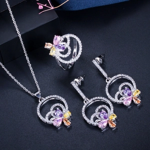 Detailansicht eines Schmucksets mit bunten Zirkonia-Schmetterlingen auf Kette und Ring