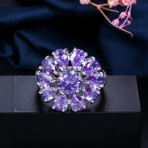 Detalle macro de un elegante anillo floral con piedras de circonita AAA moradas