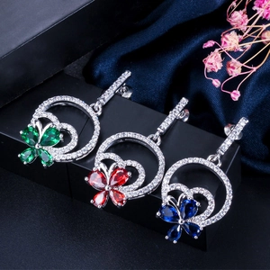 Elegante Kleeblatt Ohrringe aus Silber mit funkelnden Herzdetails und Zirkonsteinen