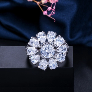 Anillo de flor con pétalos de circón AAA y piedra central redonda en acabado de plata