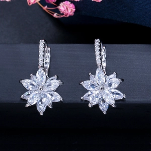 Vue macro de boucles d'oreilles fleurs en argent avec zircons cubiques en taille marquise