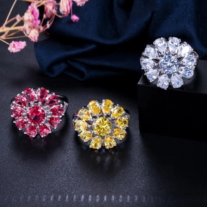 Anillos de flores con circonitas AAA en rojo, amarillo y blanco sobre terciopelo