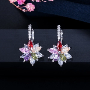 Détail des boucles d'oreilles fleuries en zircon multicolore et monture argentée
