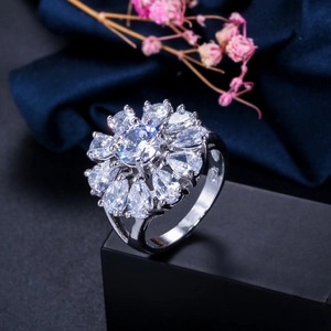 Detalle macro del sello S925 en un anillo floral elegante con circonitas
