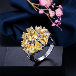 Primer plano de anillo de plata S925 con circonitas amarillas en forma de flor