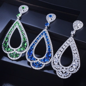 Vue détaillée de boucles d'oreilles gouttes avec zircons AAA en vert, bleu et blanc