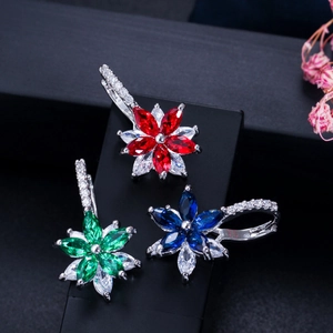 Boucles d'oreilles fleurs étincelantes avec zircons marquises rouges, bleus et verts