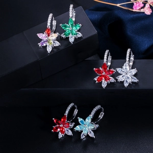 Détail de boucles d'oreilles fleur avec zircons marquise en plusieurs couleurs