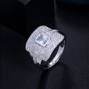 Macro-opname van zilveren ring met grote rechthoekige zirkoon en pavé-zetting