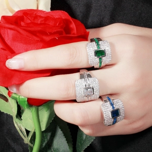 Set van drie zilveren ringen met vierkante zirkoon in smaragd, wit en saffier kleuren