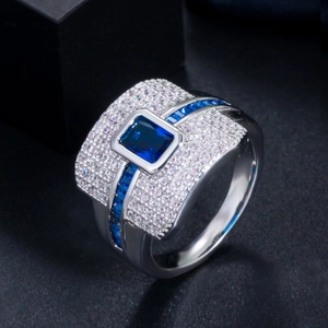 Luxe vierkante blauwe saffier ring met wit diamanten pave en zilveren metalen band