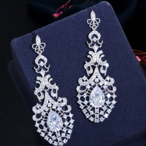Pendientes de novia en plata S925 con diseño calado y piedras de circonita en forma de pera