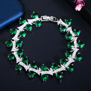Elegante smaragdgroene zirkoon armband in zilver met pavé-stenen en een veilige sluiting