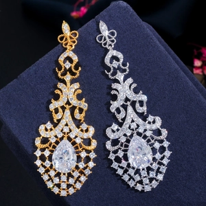 Detalle macro de pendientes barrocos calados con cristales en forma de lágrima