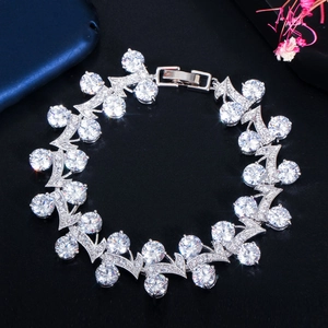 Macro-opname van zilverkleurige armband met pavé-gezette zirkonia en vouwsluiting
