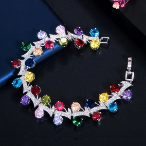 Detail van kleurrijke bladvormige armband met zirkonia-stenen en zilveren plating