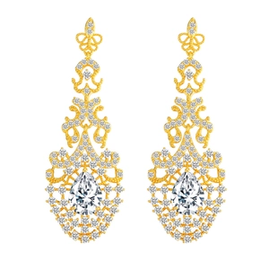 Pendientes barrocos dorados con circonitas en forma de gota y patrones huecos