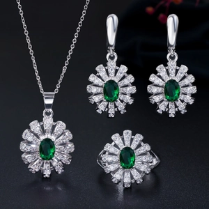 Elegante bruidssieradenset met smaragdgroene stenen en zirkonia bloemaccenten