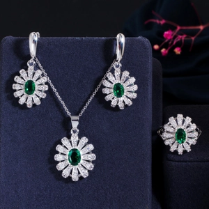 Bruidssieradenset met smaragdgroene zirkonia en zilverkleurig bloemendesign voor vrouwen