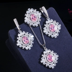 Detailopname van roze zirkoon sieradenset met bloemige oorbellen en hanger op display