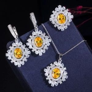 Macro-opname van luxe sieradenset met gele stenen en marquise-geslepen zirkonia details