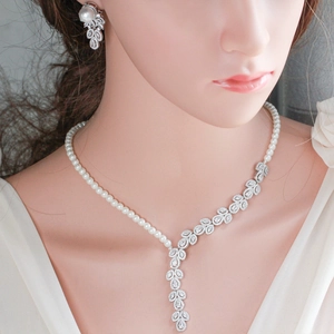 Elegant bridal jewelry set with pearl necklace and zircon earrings for weddings