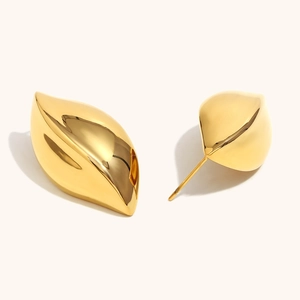 Primer plano de pendientes dorados en forma de hoja con acabado pulido chapado en oro de 18K