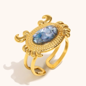 Detailansicht des Krabbenrings mit 18K Goldbeschichtung und Muscheleinlage