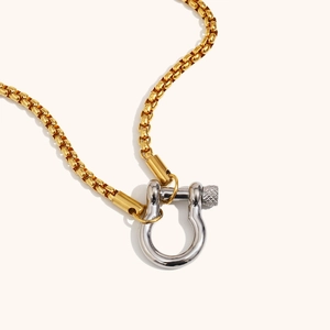Collier à chaîne carrée minimaliste avec pendentif manille en U bicolore et finition or 18K