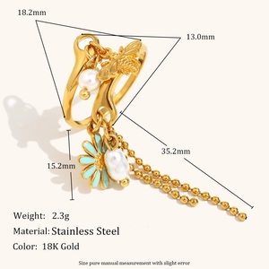 Anello a onda in acciaio placcato oro 18K con ciondoli ape, margherita e perle
