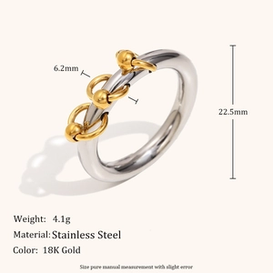 Anello minimalista in acciaio inossidabile placcato oro 18K con nappe di perline a 45 gradi