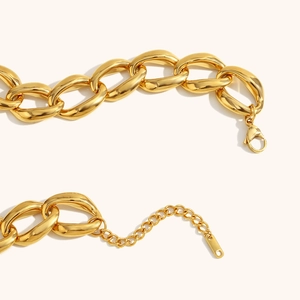 Dettaglio ravvicinato della catena a maglie placcata oro 18K con chiusura a moschettone
