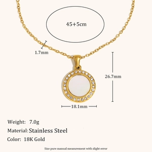 Halskette aus 18K vergoldetem Edelstahl mit glitzerndem Kristall-Muschel-Anhänger