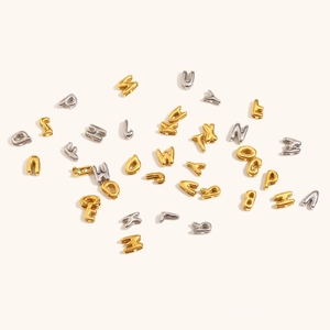 Λεπτομέρεια macro από κούφια γράμματα DIY σε χρυσό 18K και ασήμι για κοσμήματα