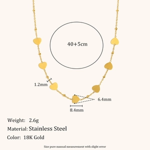 Collar de acero inoxidable chapado en oro de 18K con corazones y medidas detalladas