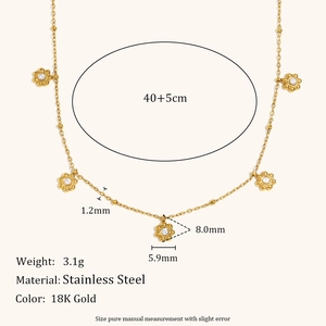 Collar de acero inoxidable chapado en oro 18K con cinco colgantes de flores de circonita