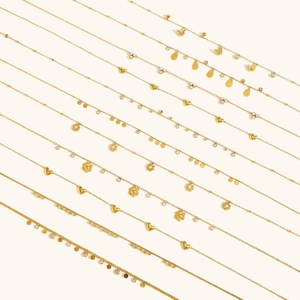 Variedad de collares de acero inoxidable bañados en oro de 18K con colgantes de flores