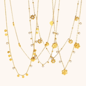 Detalle de cadena de acero inoxidable chapado en oro 18K con dijes de corazón y flores