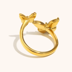Offener Ring aus 18K vergoldetem Edelstahl mit Perlen und zwei eleganten Schmetterlingen