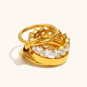 Mehrlagiges 18K vergoldetes Edelstahl-Ring-Set mit Zirkonia und Vorhängeschloss