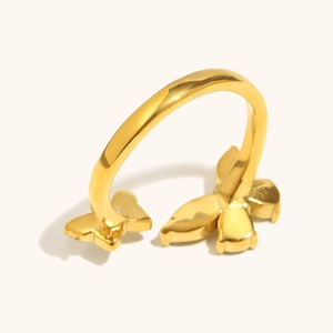 Detail eines 18K vergoldeten Schmetterlingsrings aus Edelstahl mit Kunstperlen