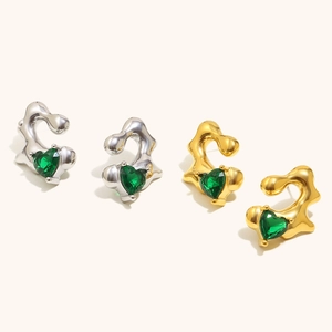 Detailansicht der unregelmäßigen 18K Gold- und Silber-Herzohrstecker mit grünen Zirkon-Kristallen