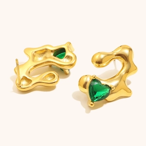 Detailansicht goldener Ohrstecker mit unregelmäßiger Form und grünen Herz-Zirkonia