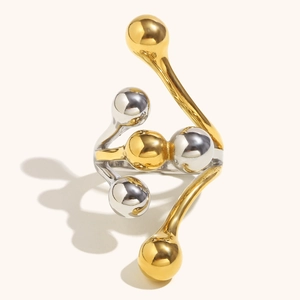 Moderner zweifarbiger Ring aus 18K vergoldetem Edelstahl mit polierten Kugeln und Linien