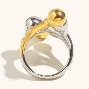 Moderner zweifarbiger Ring aus Edelstahl mit 18K Goldbeschichtung und drei Metallkugeln