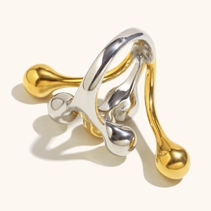 Polierter Ring aus 18K vergoldetem Edelstahl mit modernem, skulpturalem Design