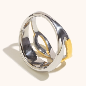 Überkreuzter zweischichtiger Edelstahlring mit 18 Karat Gold- und Silberpolitur